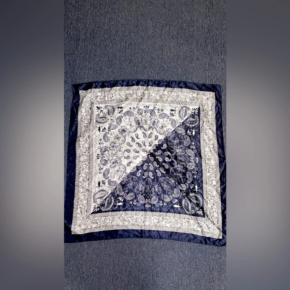 Scarfs - Picture 2 of 5